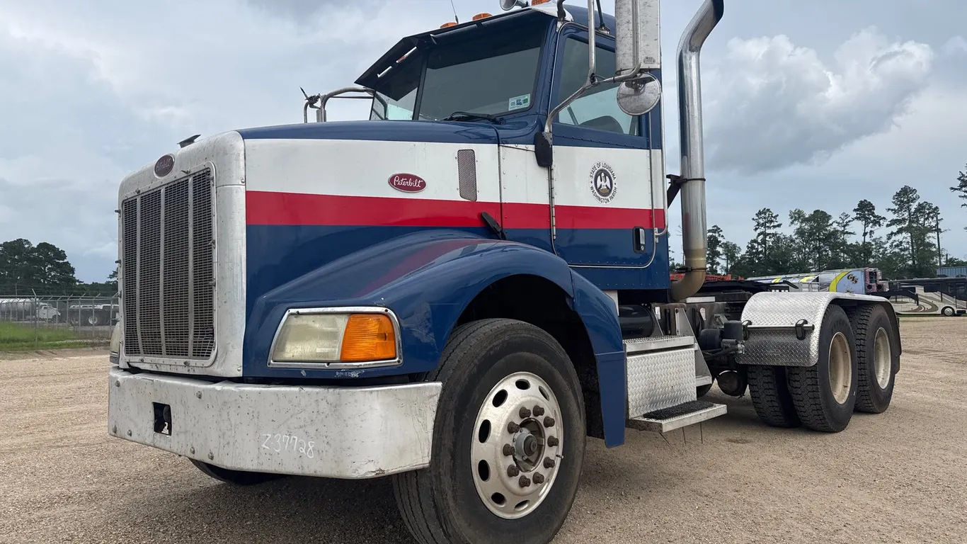 2006 PETERBILT 385 TRACTOR TRUCK