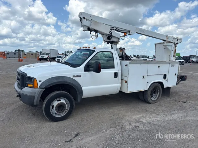 Altec AT200 30 ft on 2005 Ford F-450 XL 4x2 Bucket Truck