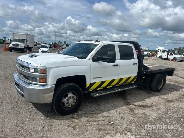 2019 Chevrolet Silverado 3500HD 4x4 Crew Cab Flatbed Truck
