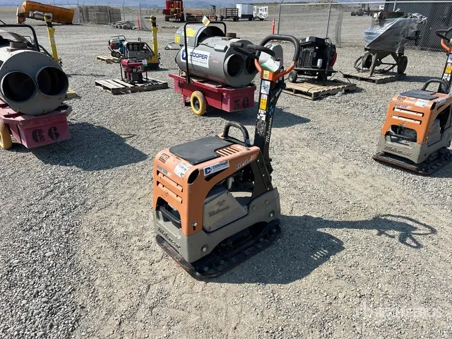 Mikasa MVH 308GH Reversible Vibratory Plate Compactor