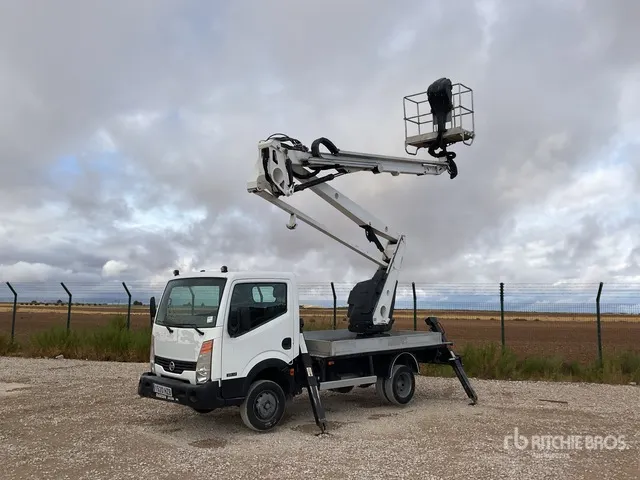 2013 Oil&Steel Snake 189 Smart 18 m on 2013 Nissan Cabstar 4x2 Bucket Truck