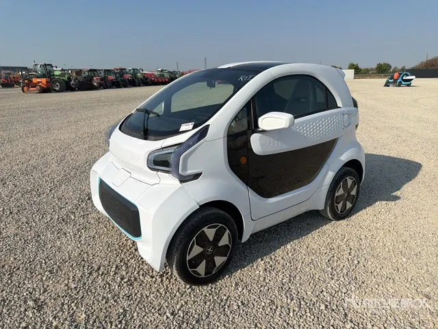 2022 XEV Yoyo Electric 2-Seater Mini-Car Automobile