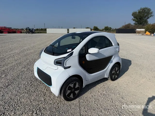 2022 XEV Yoyo Electric 2-Seater Mini-Car Automobile