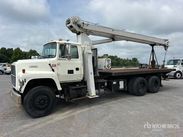 National 500C 30000 lb Straight Boom on 1996 Ford L8000 4x2 Boom Truck