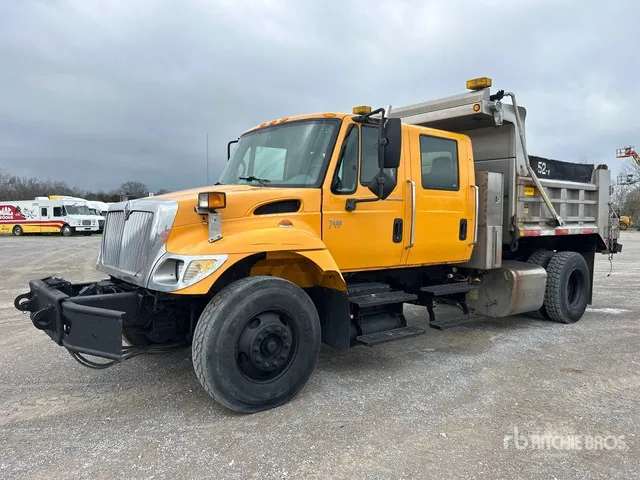 2006 International 7400 4x2 Crew Cab Snow Plow Truck