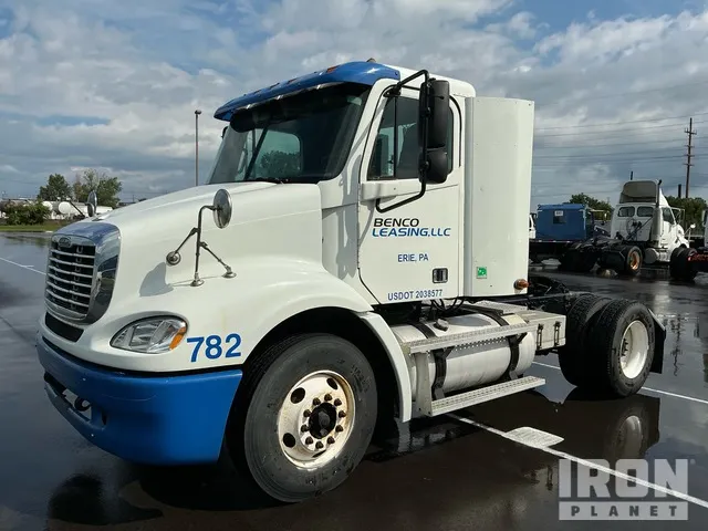 2007 Freightliner Columbia 112 4x2 S/A Day Cab Truck Tractor