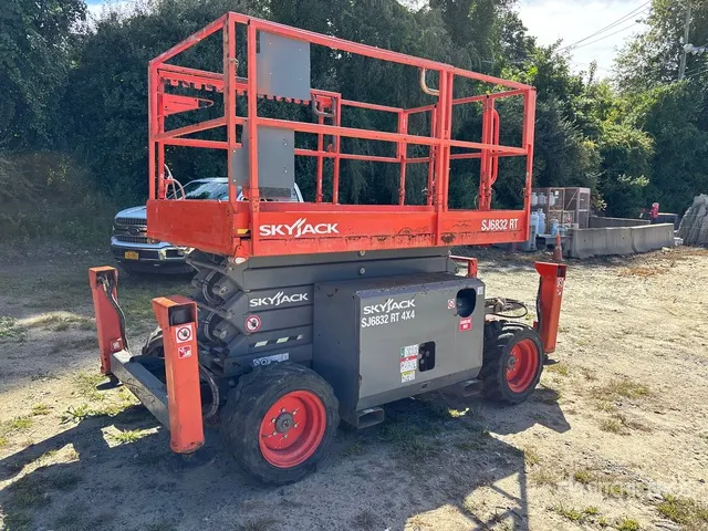 2016 Skyjack SJ6832 RT 4x4 Dual Fuel Scissor Lift