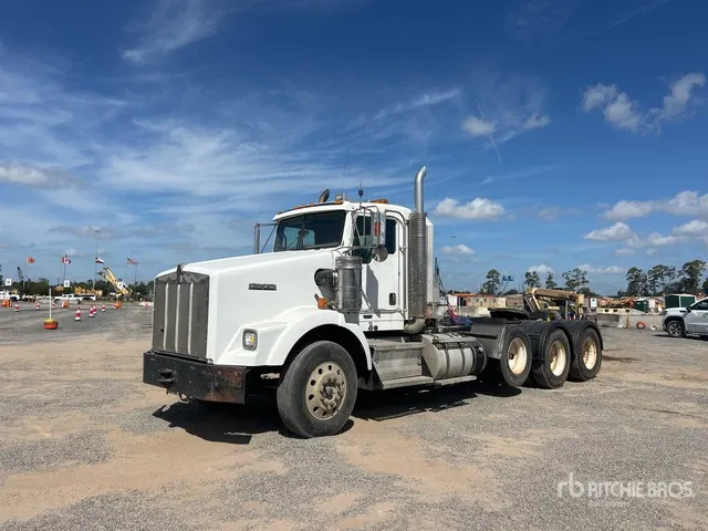 2012 Kenworth T800 8x4 Tri/A Day Cab Truck Tractor