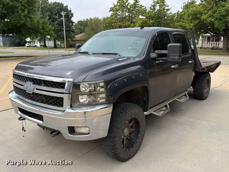 2011 Chevrolet Silverado 2500HD Crew Cab flatbed pickup truck