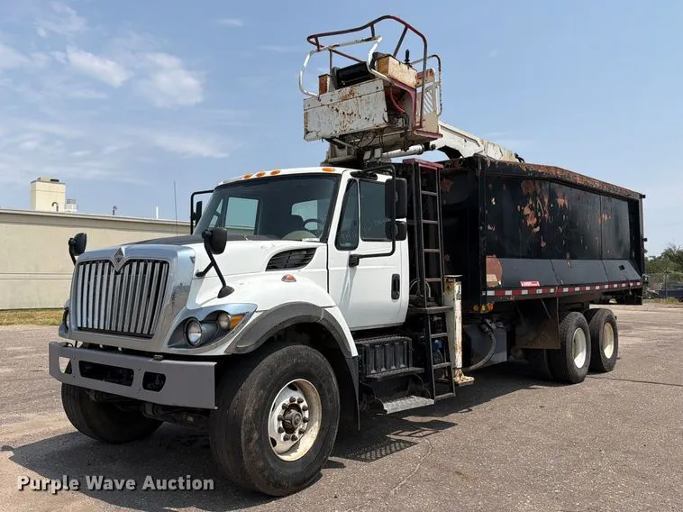 2016 International 7400 grapple crane truck