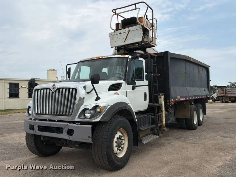2016 International 7400 grapple crane truck
