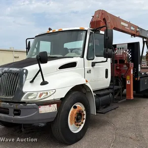 2006 International 4300 crane truck