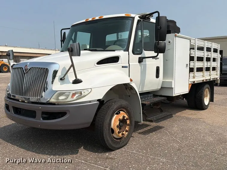 2010 International DuraStar 4100 flatbed truck