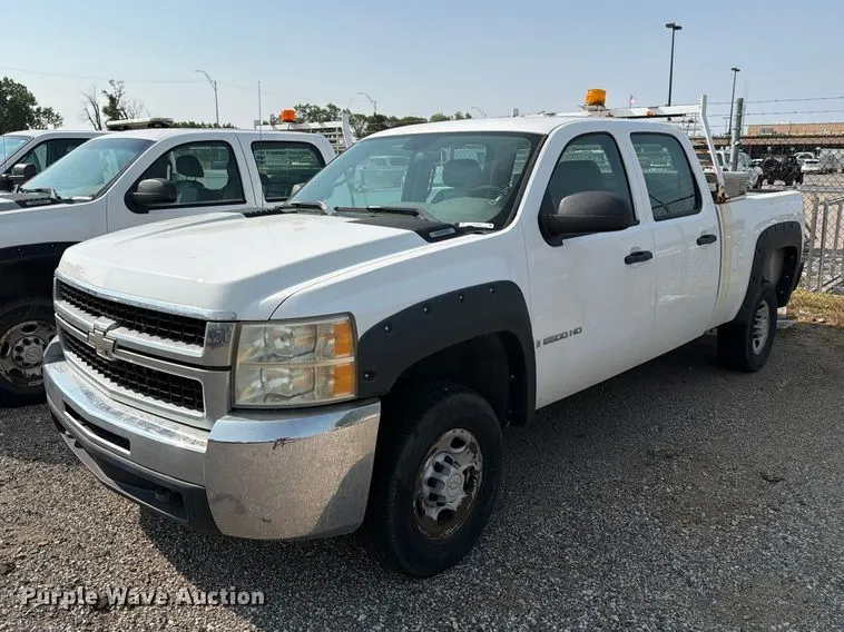 2007 Chevrolet Silverado 2500HD Crew Cab pickup truck