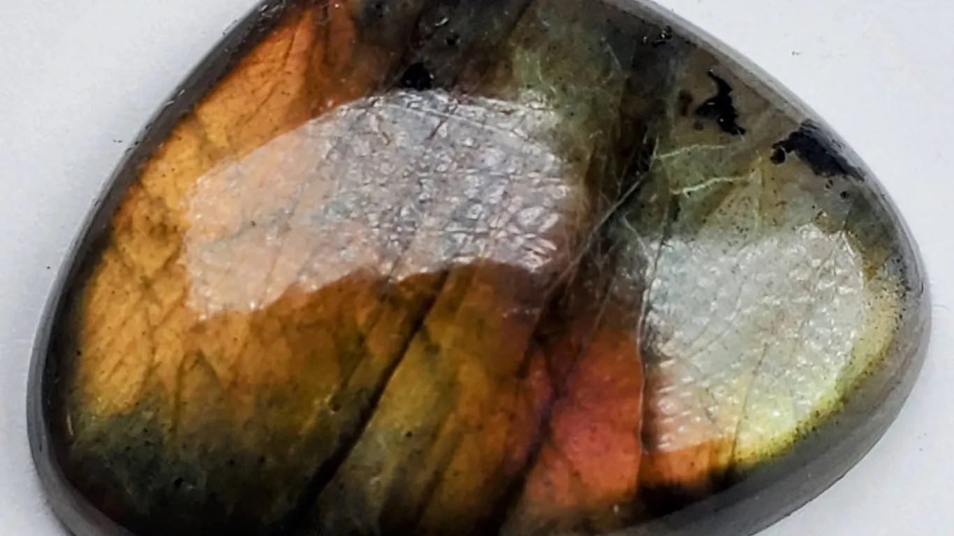 Madagascar Labradorite (24.3 ct, 27×21×5.7 mm)