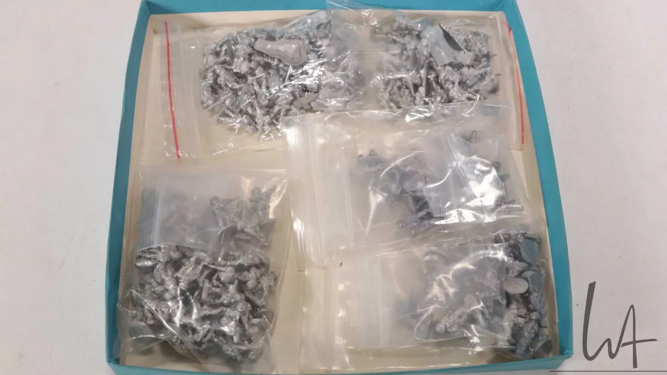 Tray lot of metal WWI soliders