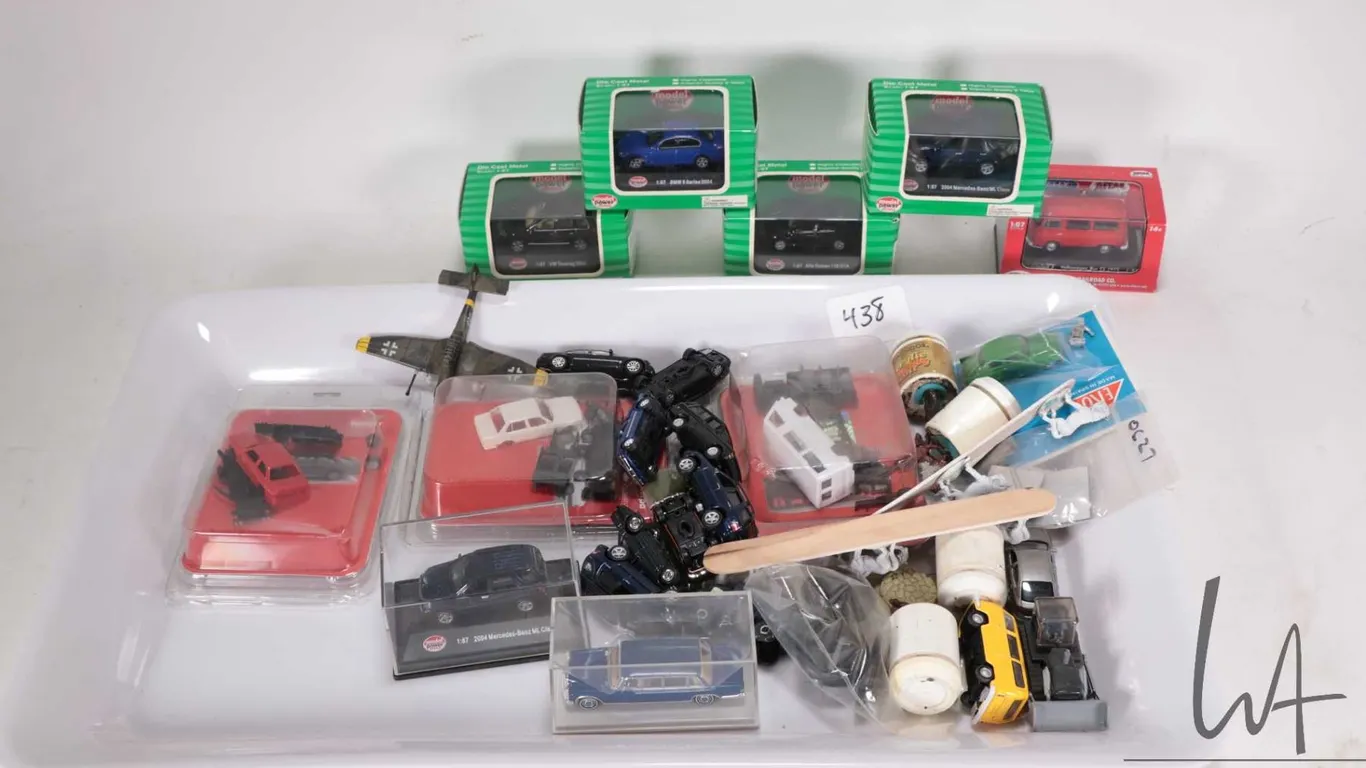 Lot containing an assortment of 1:87 scale miniature cars and vehicles