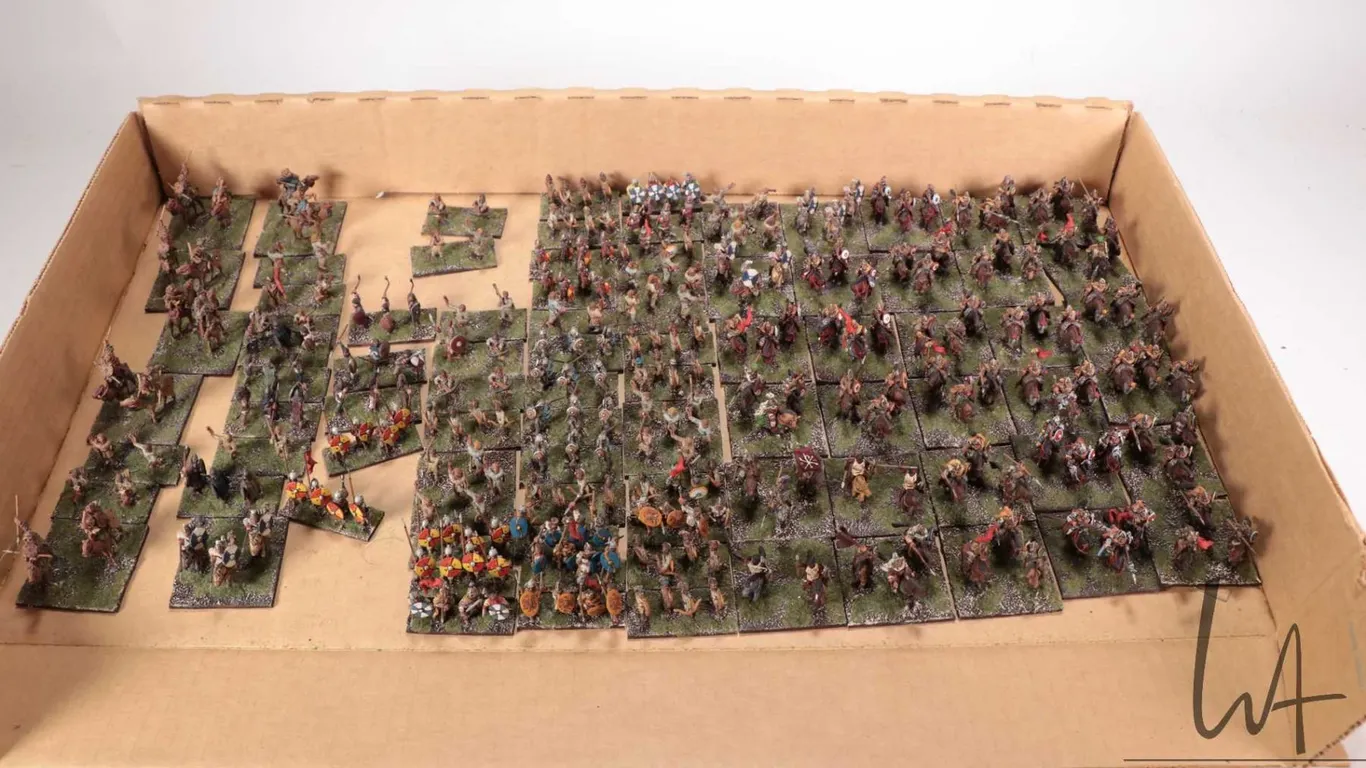 Selection of what appears to be 15mm Roman mounted soldiers and peasant fighters etc. each individua