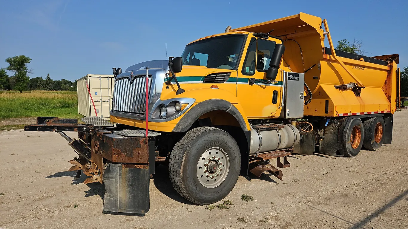 Non-Operable 2009 International WorkStar 7600 T/A Sanding Truck