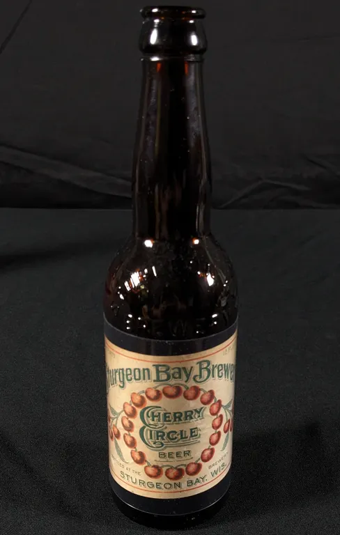 PRE PRO EMBOSSED PAPER LABEL BOTTLE STURGEON BAY BREWERY CHERRY CIRCLE BEER (DOOR COUNTY WISCONSIN)