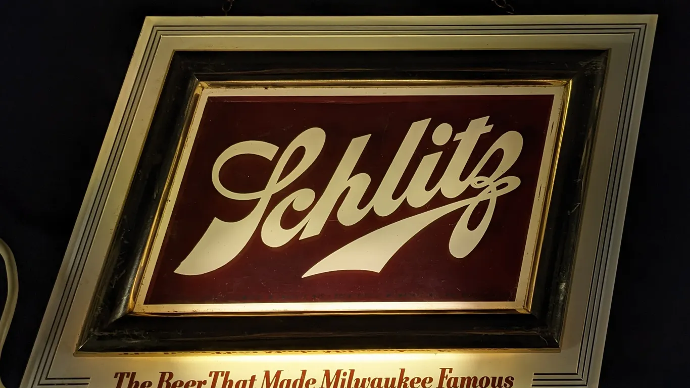 LIGHTED SCHLITZ SIGN THE BEER THAT MADE MILWAUKEE FAMOUS