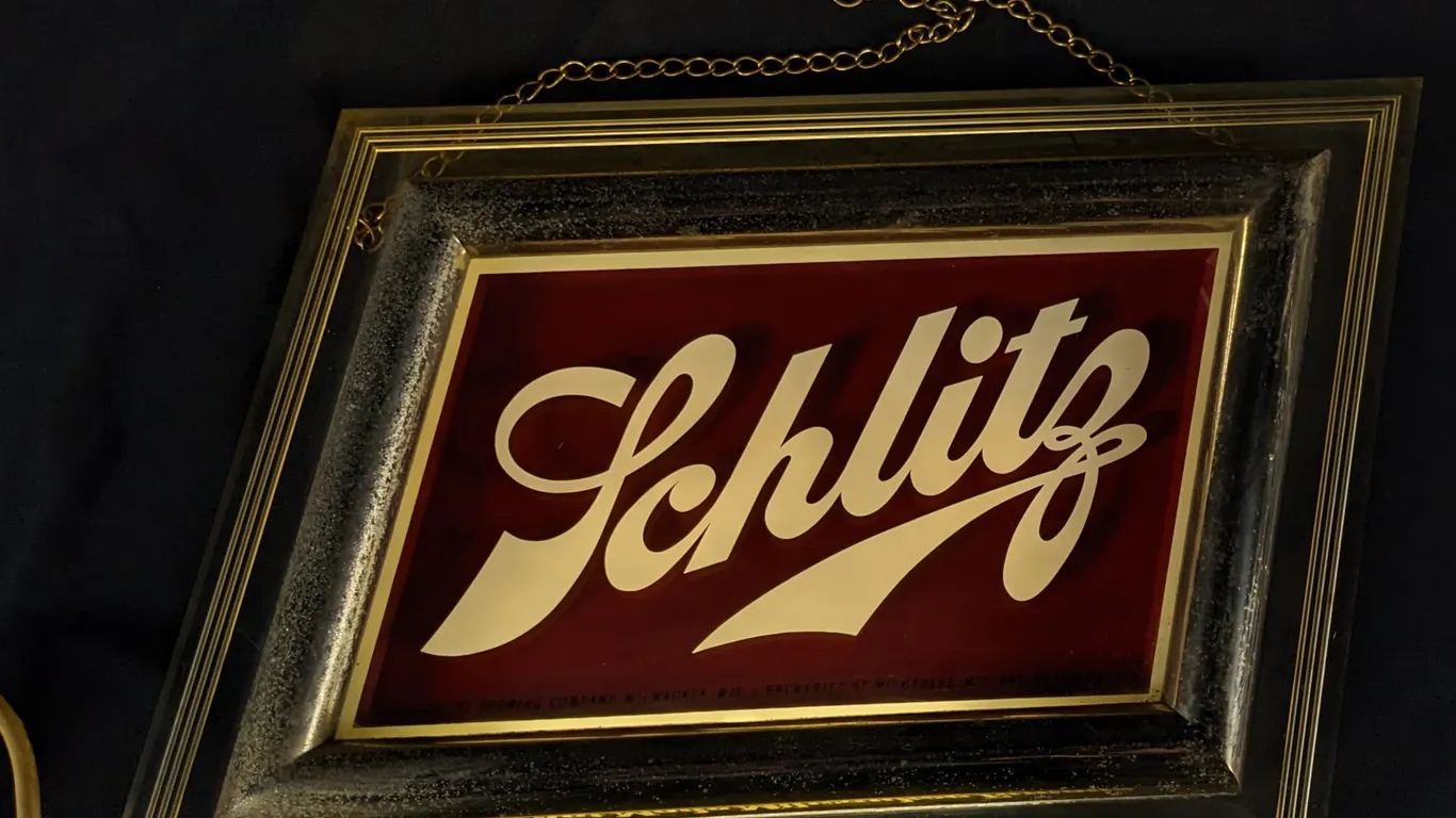 LIGHTED SCHLITZ SIGN THE BEER THAT MADE MILWAUKEE FAMOUS