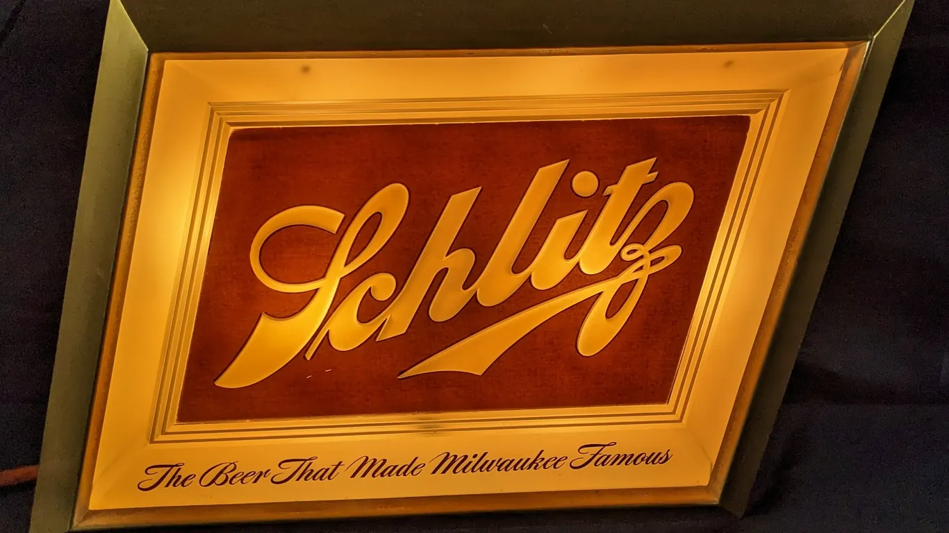 LIGHTED SCHLITZ SIGN THE BEER THAT MADE MILWAUKEE FAMOUS