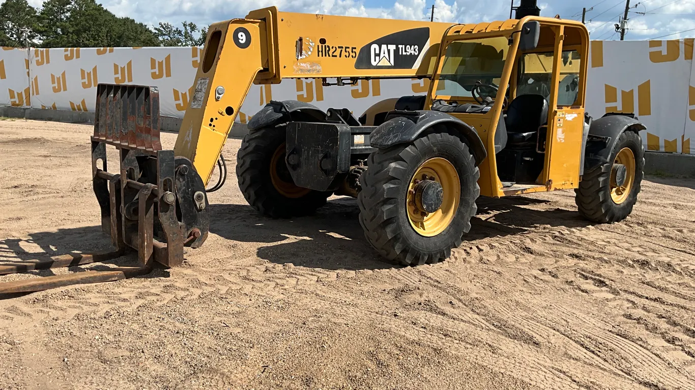 2009 CATERPILLAR TL943 9000 LB TELESCOPIC FORKLIFT SN: TLB01429