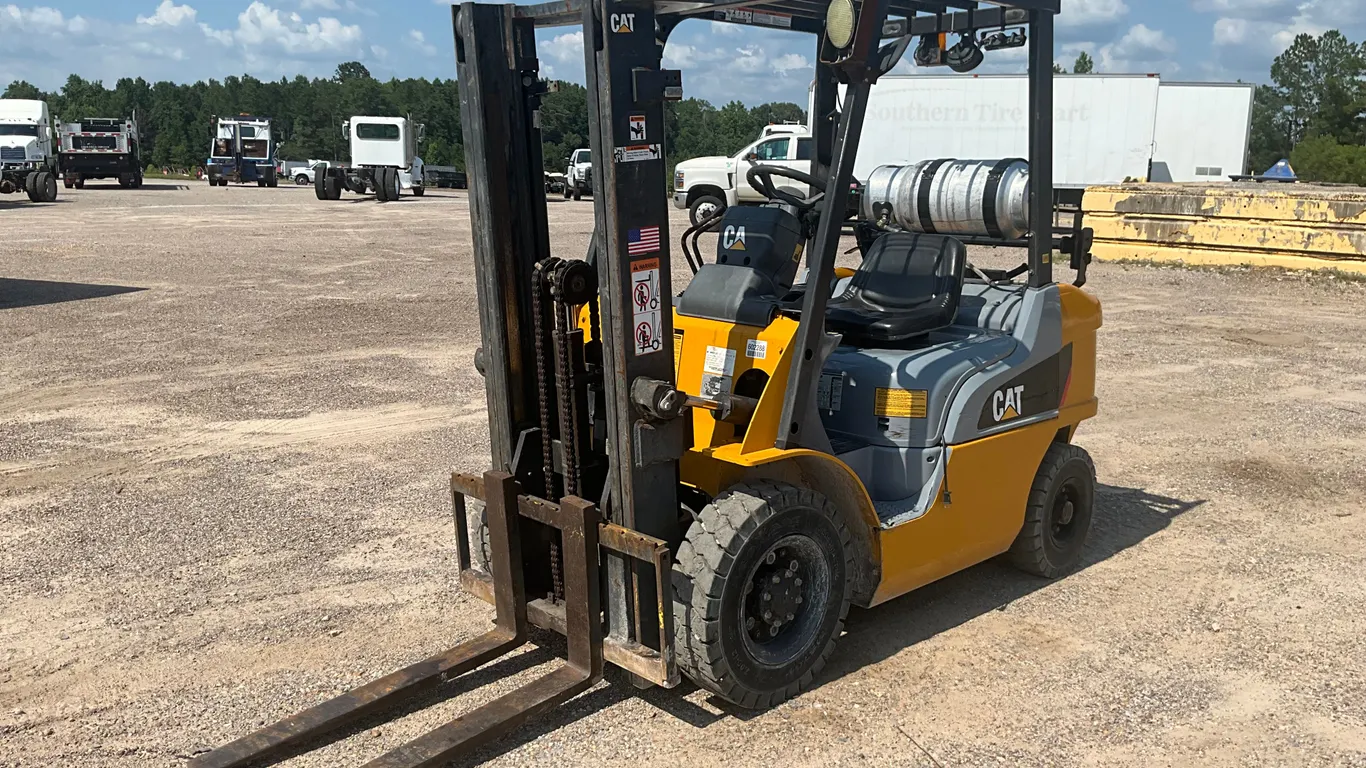 CATERPILLAR GP25N PNEUMATIC TIRE FORKLIFT SN: AT35A01193