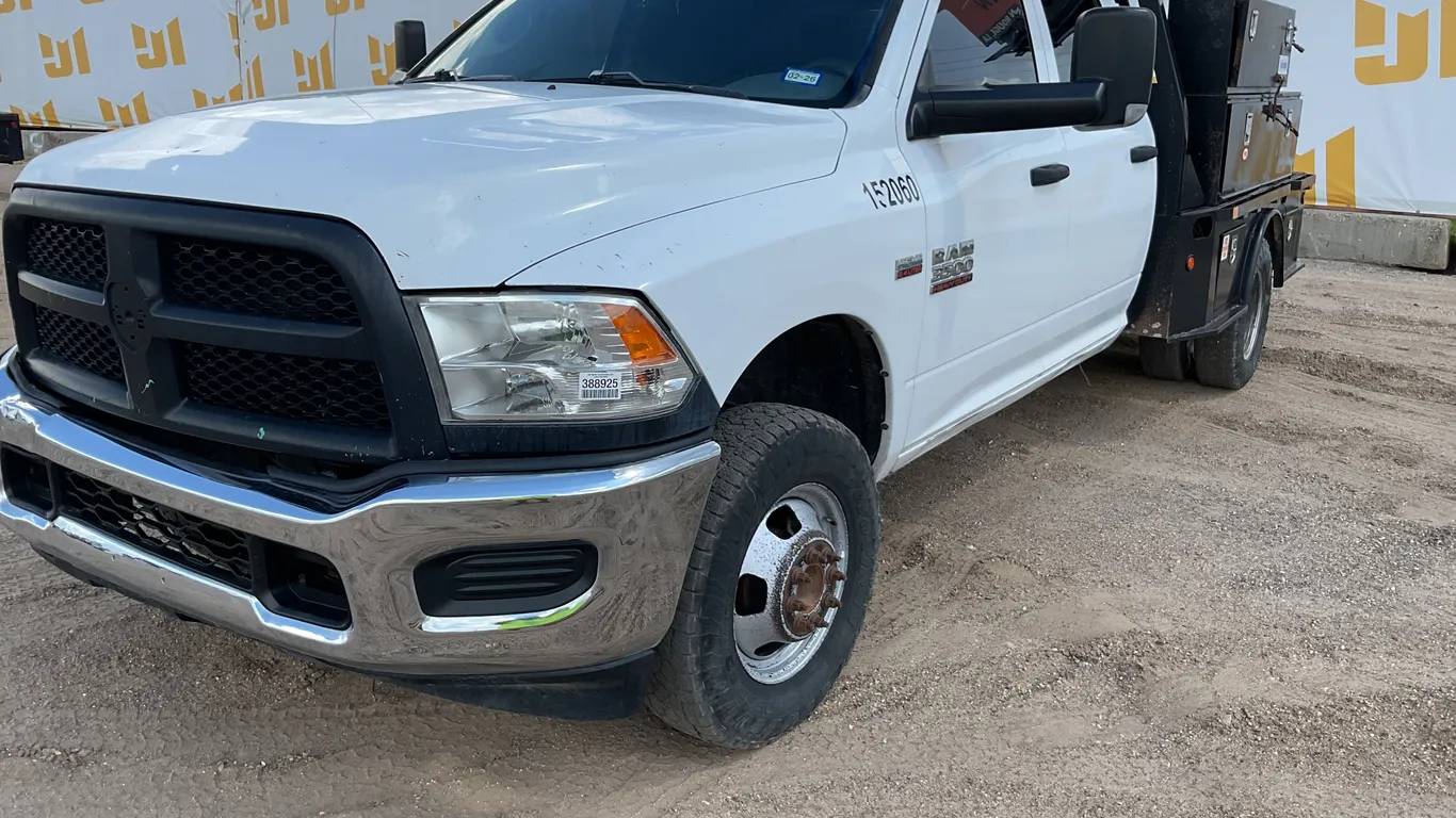 2018 RAM 3500 HD SINGLE AXLE CREW CAB 4X4 FLATBED TRUCK VIN: 3C7WRTCJ3JG336022