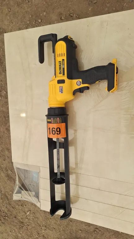 Dewalt caulking gun (like new, in working condition )