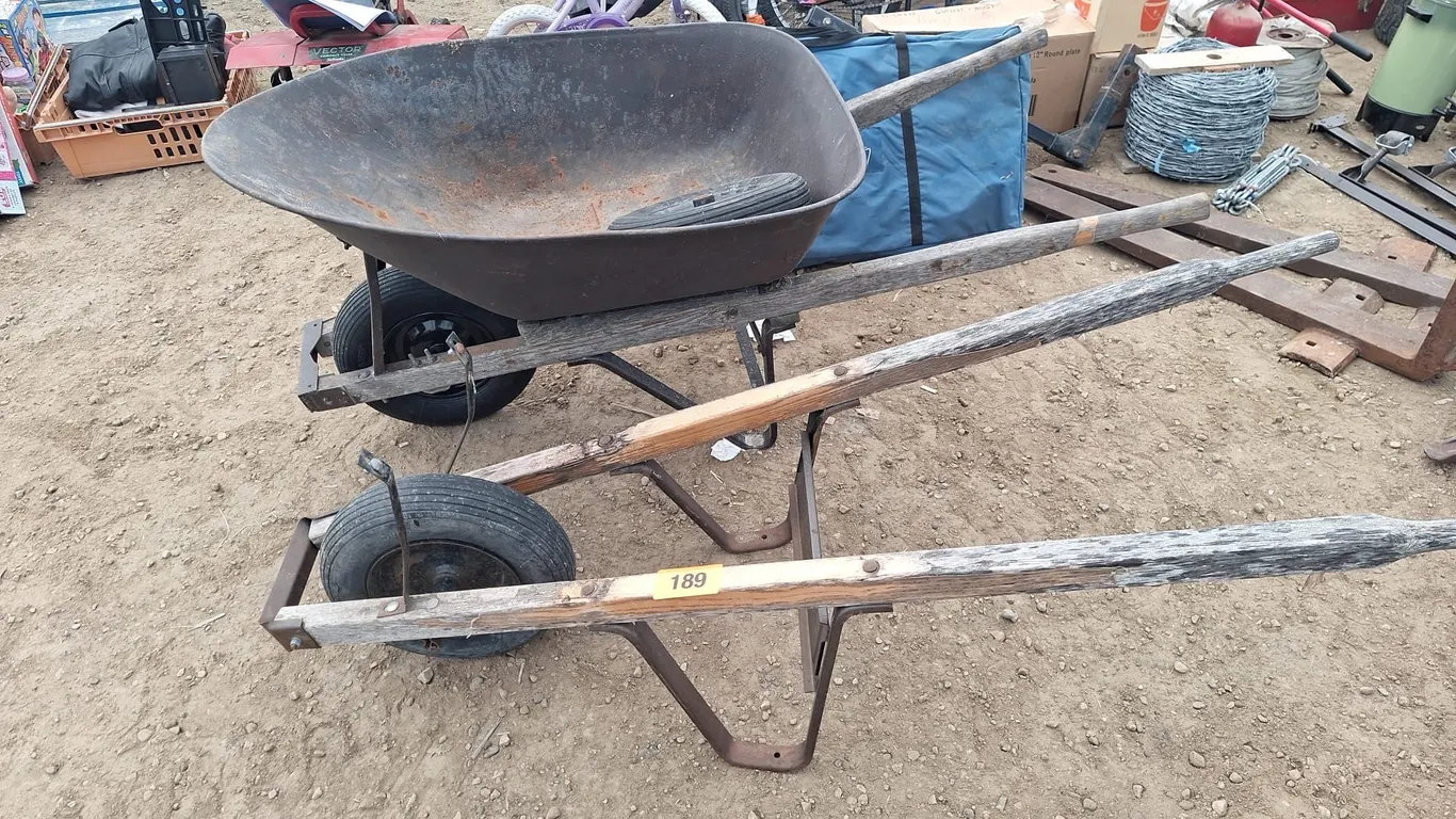 Wheelbarrow with new tire and spare frame