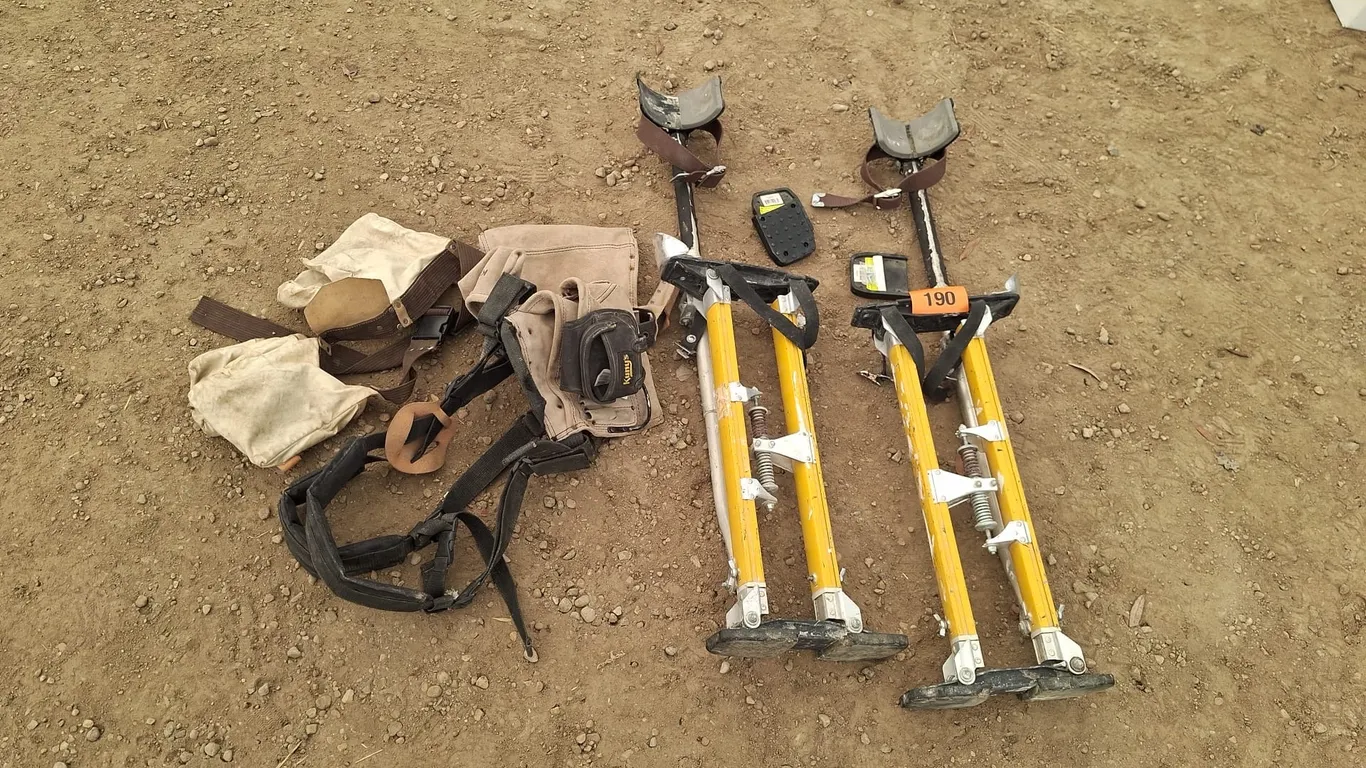 2 Stilts with pouch