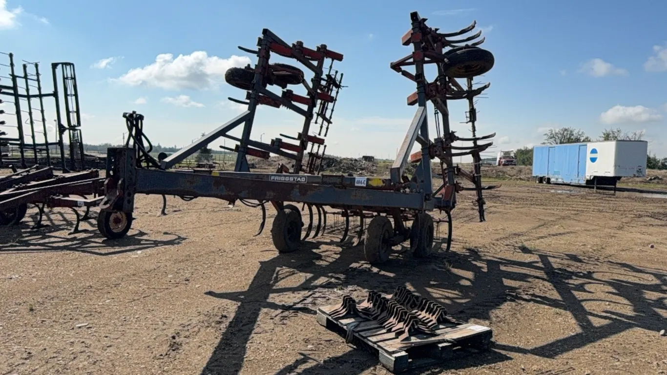 FRIGGSTAD 32' DT CULTIVATOR - s/n NOT VISIBLE