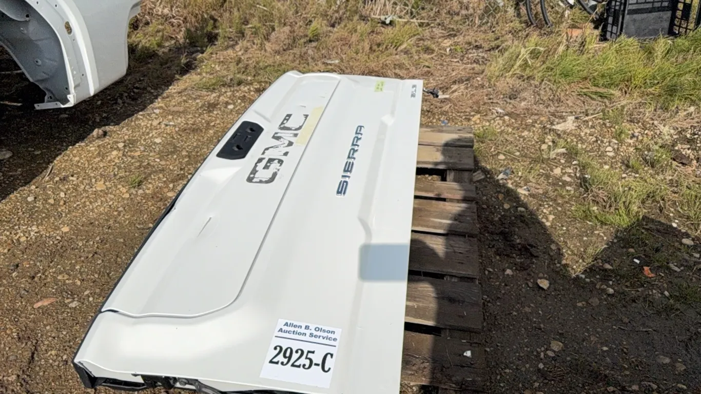 2026 GMC HEAVY DUTY MULTI PRO TAIL GATE - SLIGHTLY DAMAGED