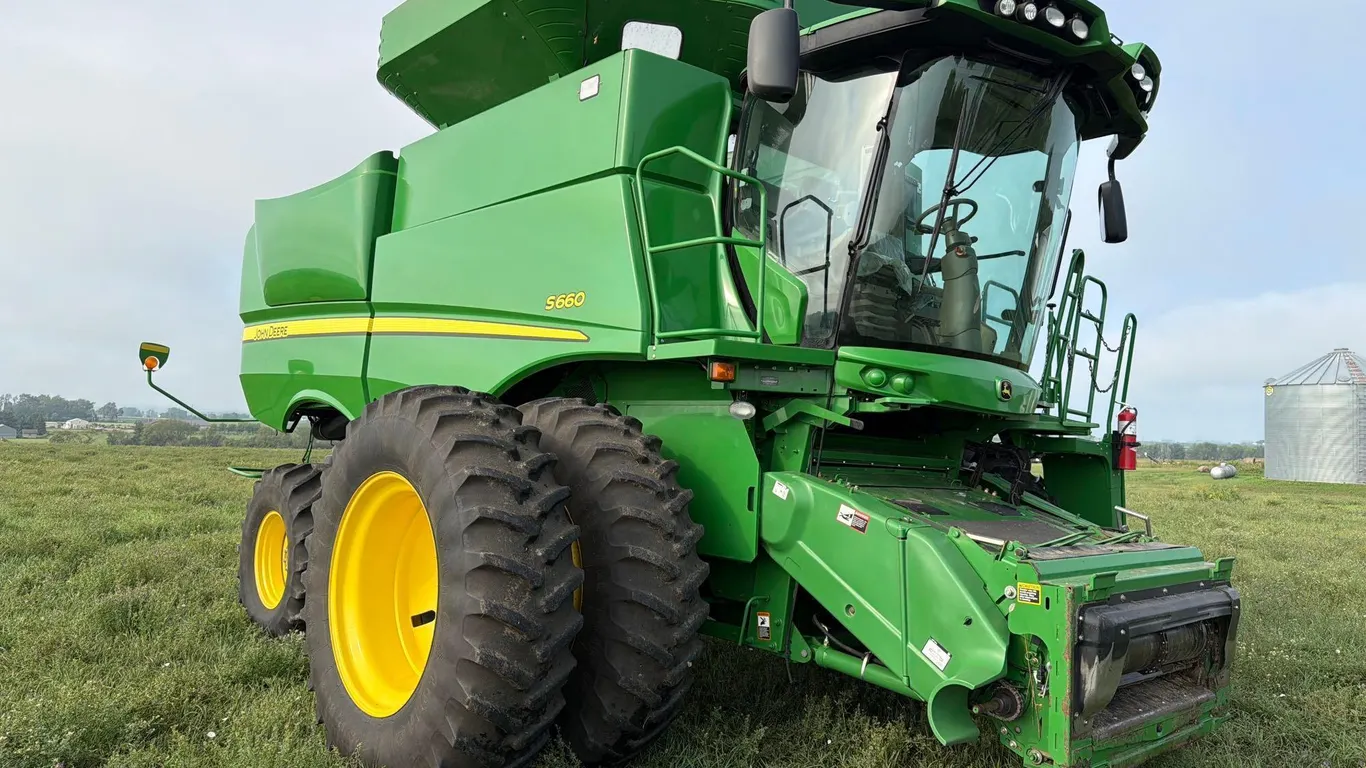 2013 John Deere S660 Combine--LOW HOURED MACHINE