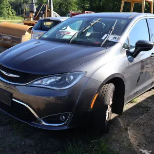 2020 Chrysler Pacifica Mini-Van (K916)