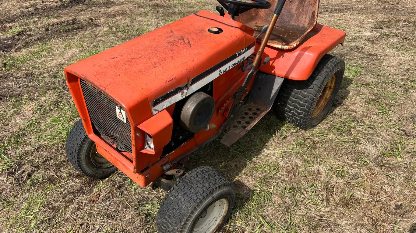 Allis-Chalmers 716H 2WD Garden Tractor