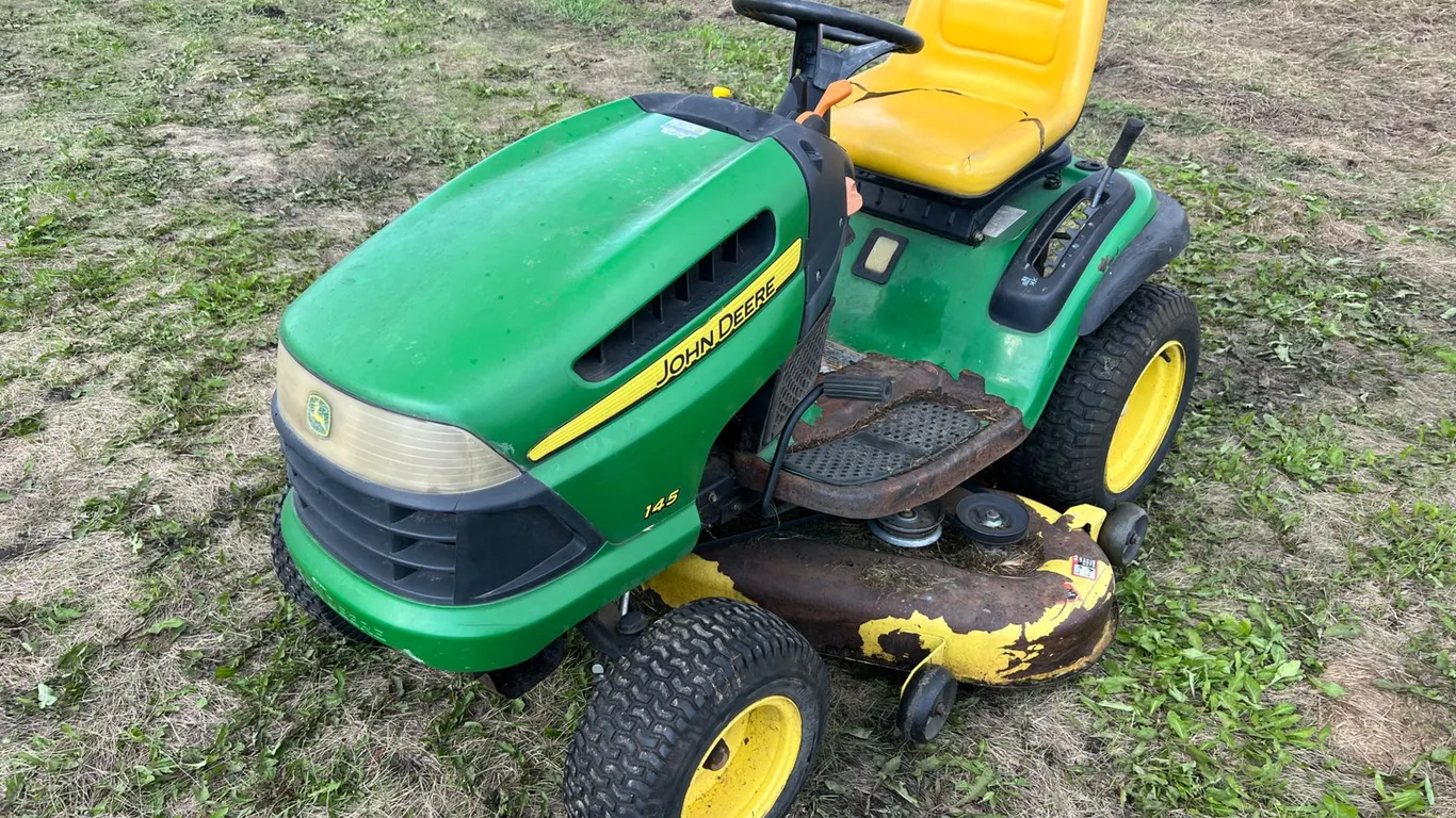 John Deere 145 Lawn Tractor
