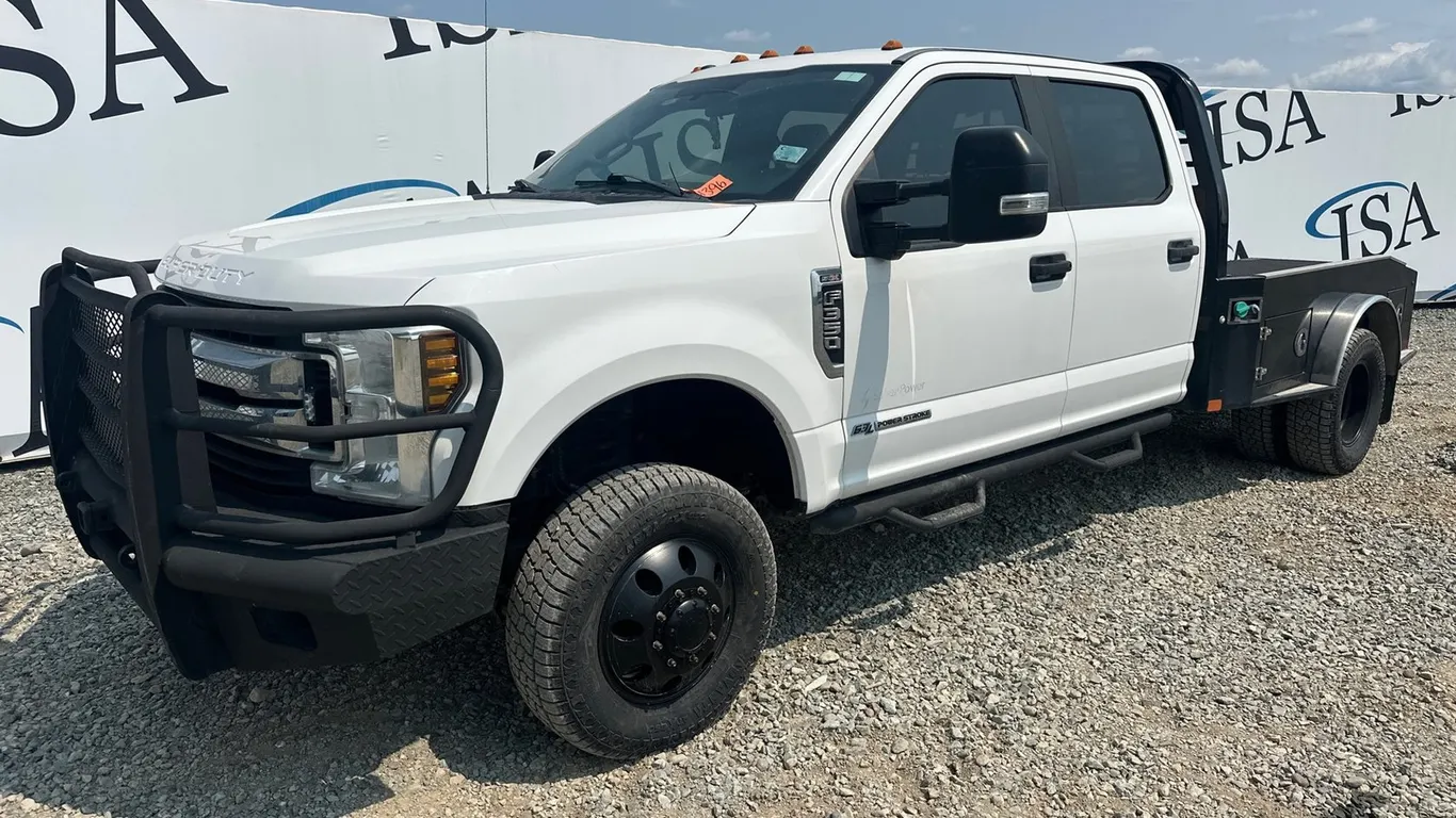 2019 Ford F350 4x4 Flatbed Truck