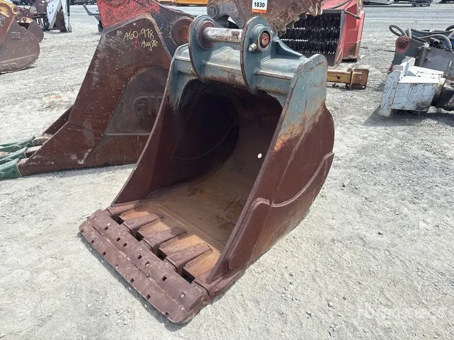 42 in Cleanup Excavator Bucket
