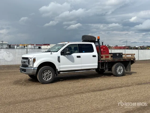 2019 Ford F-350 4x4 Crew Cab Flatbed Truck