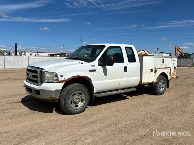 2007 Ford F-350 XLT 4x4 Extended Cab Utility Truck
