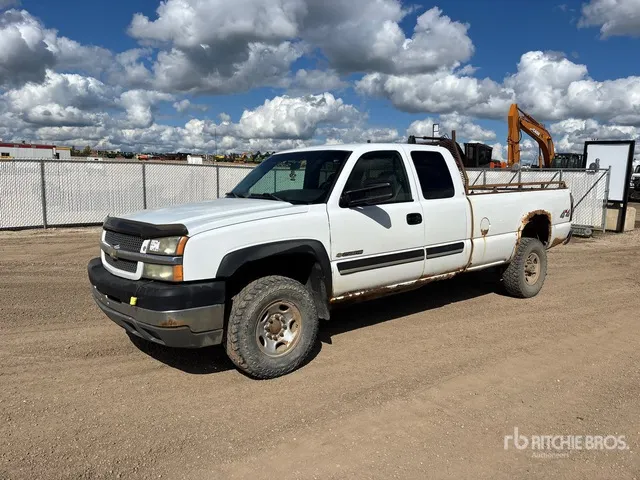 2004 Chevrolet Silverado 2500HD 4x4 Extended Cab Pickup