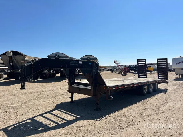 2006 PJ Trailers 26 ft Tri/A Gooseneck Equipment Trailer