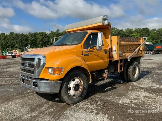 2005 Ford F-650 4x2 S/A Dump Truck