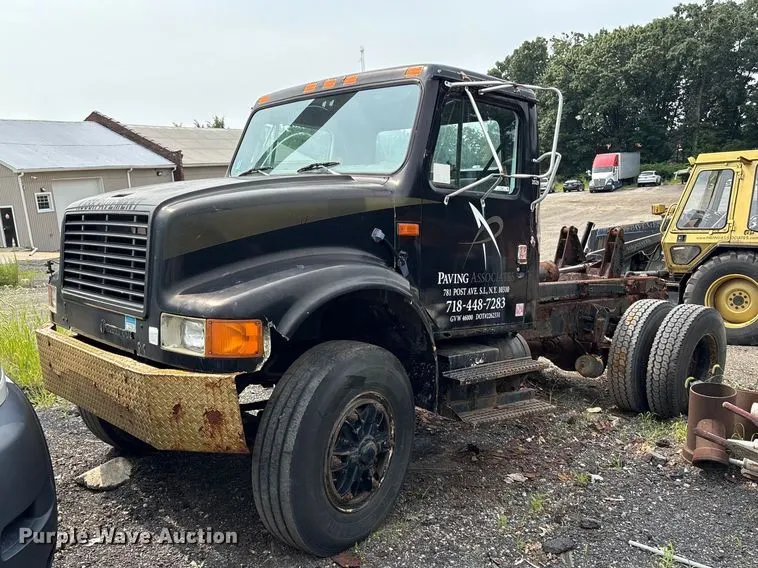 1990 International 4900 truck cab and chassis