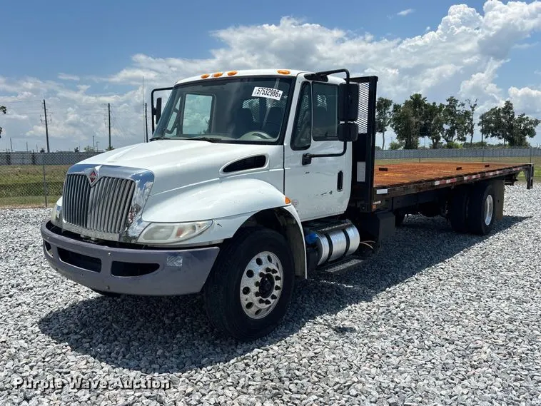 2019 International 4300 flatbed truck