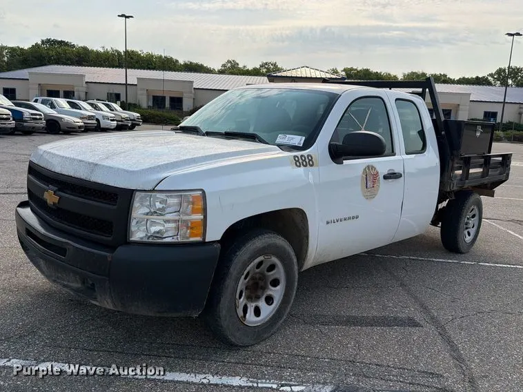 2013 Chevrolet Silverado 1500 Ext. Cab flatbed pickup truck