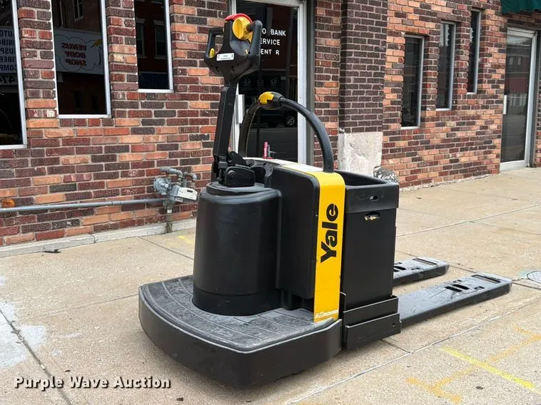 2011 Yale MPE060LFN24T2748 pallet jack